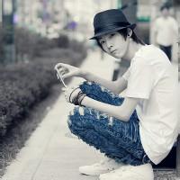 qq头像图片男生绝望微笑_WWW.WHOISQQ.COM