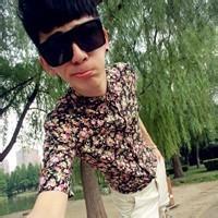 男生戴墨镜拿枪头像图片_WWW.WHOISQQ.COM