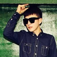 男生戴墨镜拿枪头像图片_WWW.WHOISQQ.COM
