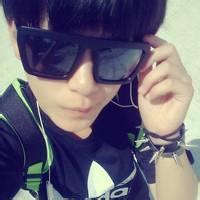 男生戴墨镜拿枪头像图片_WWW.WHOISQQ.COM