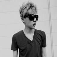 男生戴墨镜拿枪头像图片_WWW.WHOISQQ.COM