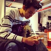拿着苹果男生头像图片_WWW.WHOISQQ.COM