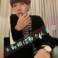 拿着苹果男生头像图片_WWW.WHOISQQ.COM