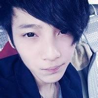 拿着苹果男生头像图片_WWW.WHOISQQ.COM