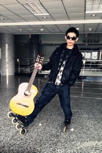 男生轮滑头像图片_WWW.WHOISQQ.COM