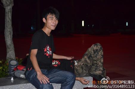 男生轮滑头像图片_WWW.WHOISQQ.COM