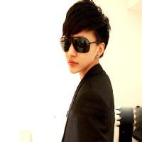 qq头像图片笑得那么假男生_WWW.WHOISQQ.COM