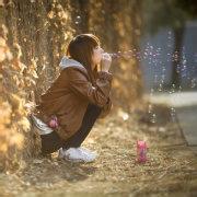 男生吹泡泡的头像图片_WWW.WHOISQQ.COM