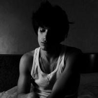 颓废的男生闪图头像图片_WWW.WHOISQQ.COM