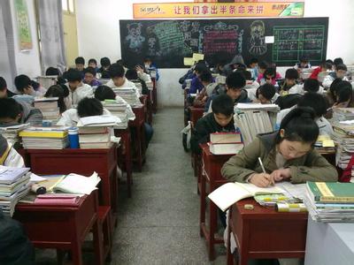 男生埋头头像图片_WWW.WHOISQQ.COM