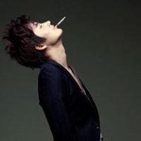 黑色男生吸烟头像图片_WWW.WHOISQQ.COM