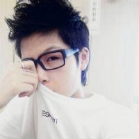 浅绿色男生头像图片_WWW.WHOISQQ.COM