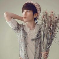 浅绿色男生头像图片_WWW.WHOISQQ.COM