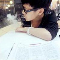 非主流男生吐烟圈头像图片_WWW.WHOISQQ.COM