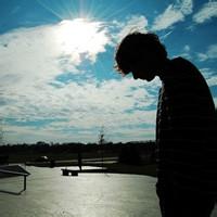 戴口罩的大头男生头像图片_WWW.WHOISQQ.COM