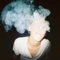 男生超拽拿烟头像图片_WWW.WHOISQQ.COM