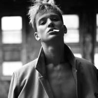 吸烟男生黑白头像图片_WWW.WHOISQQ.COM