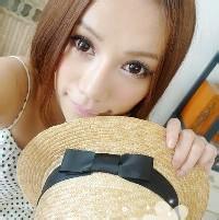 拿着东西的男生头像图片_WWW.WHOISQQ.COM