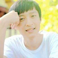 阳光头像图片男生树林背景_WWW.WHOISQQ.COM
