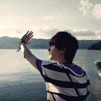 阳光头像图片男生树林背景_WWW.WHOISQQ.COM