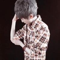 男生条纹衬衣头像图片_WWW.WHOISQQ.COM