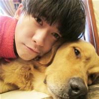 男生抱狗的qq头像图片_WWW.WHOISQQ.COM