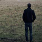 qq男生背包背影头像图片_WWW.WHOISQQ.COM