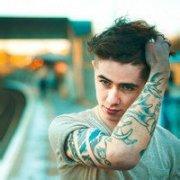 男生纹臂头像图片_WWW.WHOISQQ.COM