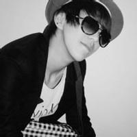 黑白戴眼镜头像图片男生_WWW.WHOISQQ.COM