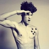 站着的男生头像图片_WWW.WHOISQQ.COM