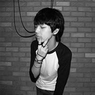 流着泪的男生头像图片_WWW.WHOISQQ.COM