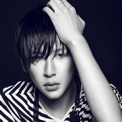 流着泪的男生头像图片_WWW.WHOISQQ.COM