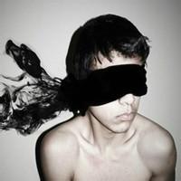 男生蒙眼蒙嘴头像图片_WWW.WHOISQQ.COM