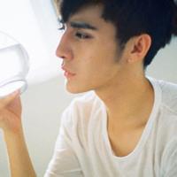 男生干净简单头像图片_WWW.WHOISQQ.COM
