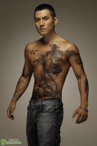 有肌肉有纹身男生头像图片_WWW.WHOISQQ.COM