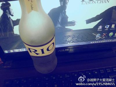 拿着锐澳的男生头像图片_WWW.WHOISQQ.COM