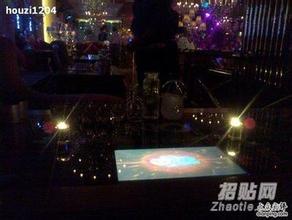 拿着锐澳的男生头像图片_WWW.WHOISQQ.COM