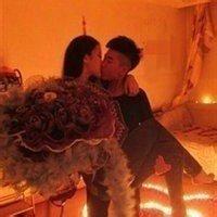 男生半身手拿玫瑰头像图片_WWW.WHOISQQ.COM