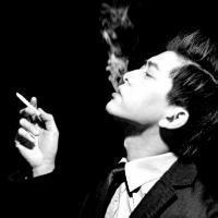qq黑色吸烟头像图片男生_WWW.WHOISQQ.COM