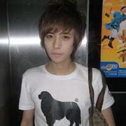 黄衣服男生头像图片_WWW.WHOISQQ.COM