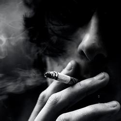 2014男生抽烟黑白头像图片_WWW.WHOISQQ.COM