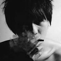 2014男生抽烟黑白头像图片_WWW.WHOISQQ.COM