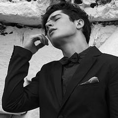 qq男生黑白微笑头像图片_WWW.WHOISQQ.COM