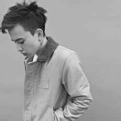 qq男生黑白微笑头像图片_WWW.WHOISQQ.COM