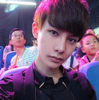 色彩缤纷男生头像图片_WWW.WHOISQQ.COM