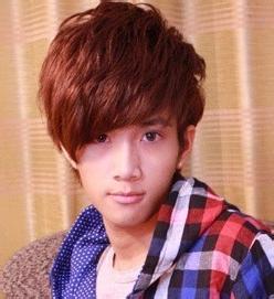 qq头像图片红色悲伤男生_WWW.WHOISQQ.COM