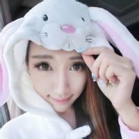 qq头像图片男生坐着玩手机_WWW.WHOISQQ.COM