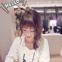 qq头像图片男生坐着玩手机_WWW.WHOISQQ.COM