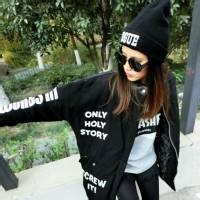 qq头像图片男生坐着玩手机_WWW.WHOISQQ.COM