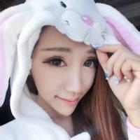 qq头像图片男生坐着玩手机_WWW.WHOISQQ.COM